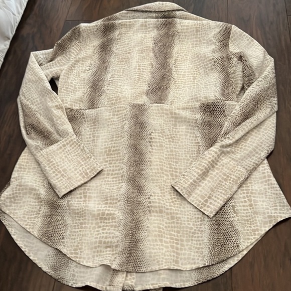 Gorgeous and stylish top! - Picture 3 of 3